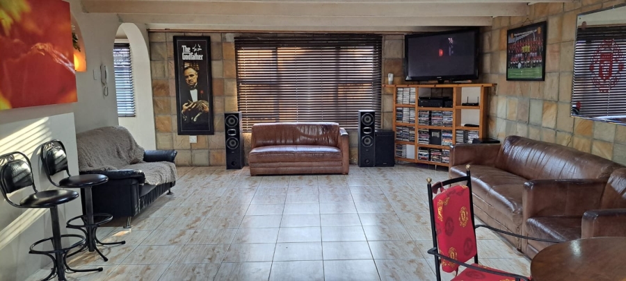 5 Bedroom Property for Sale in Lansdowne Western Cape